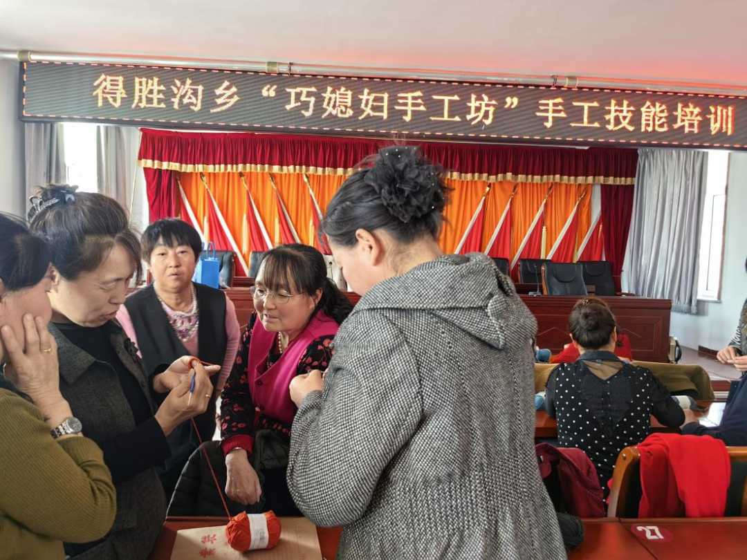 江南体育巧手编织“幸福花”(图1)