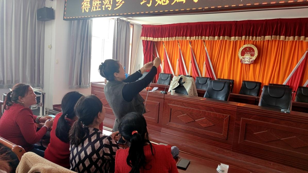 江南体育巧手编织“幸福花”(图2)